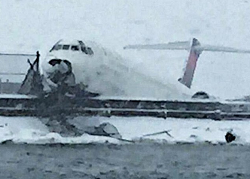 2015-03-05 Delta McDD MD-88 hit dike on landing at New York-La Guardia Airport