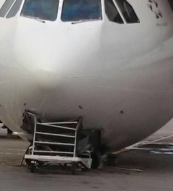 2015-10-11 Singapore Airlines A333 nosegear collapse at gate