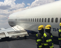 2015-10-26 Comair Boeing 737-400 suffered gear collapse on landing