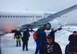 2016-01-07 Blue Air Boeing 737-400 ran into snow on landing Cluj