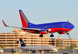 2016-02-17_N784SW+N925NN_WN+AA@DTW_de-ice_coll_ACFT1