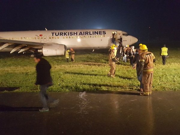 2016 05 02 Turkish Airlines Boeing 737 800 Off Runway At