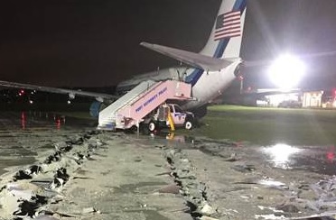 2016-10-27 Eastern B737 with VP nominee Pence ran off runway at La Guardia