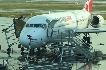 2016-11-13 multiple planes damaged by severe storm at Brisbane