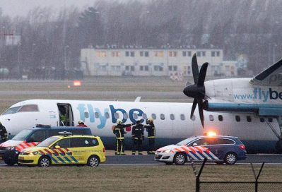 2017-02-23 FlyBe DHC-8-400 gear collapse at Amsterdam