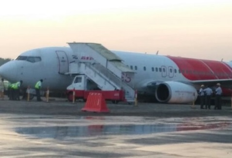 2017-09-05 Air India Express Boeing 737-800 taxied into trench at Cochin